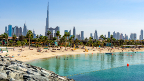 Dubai Strand mit Wolkenkratzern Foto iStock.jpg
